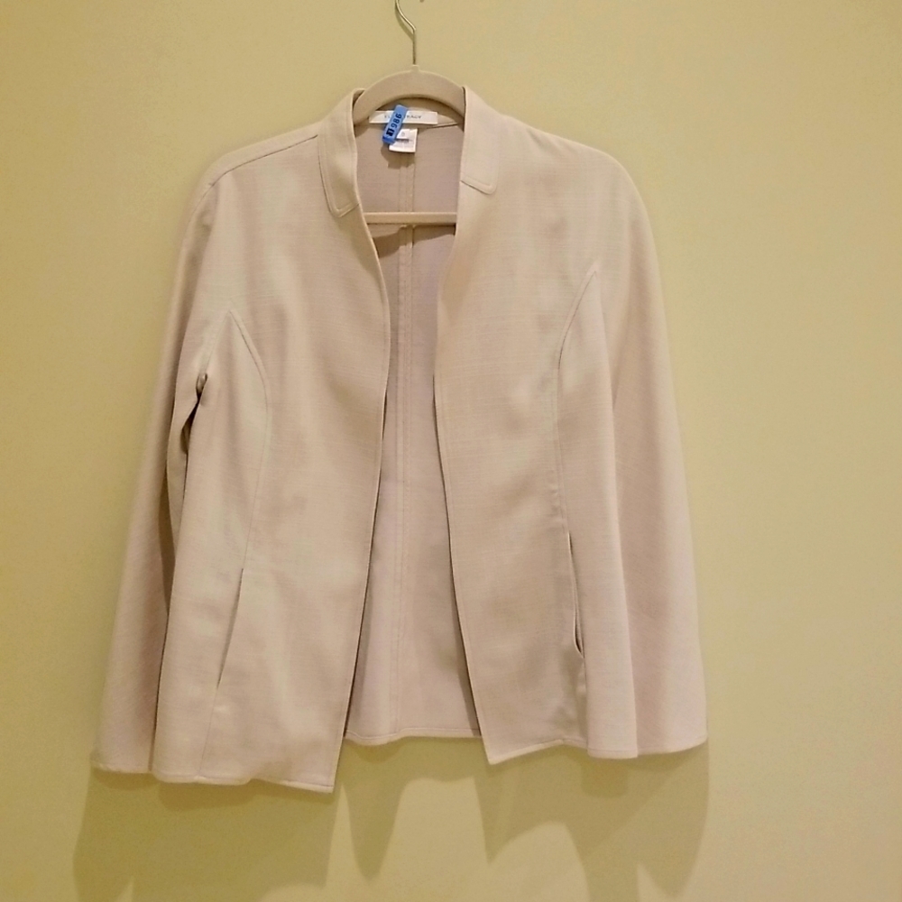 - Classic Ellen Tracy blazer.